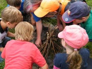 Feuer nur aus Naturmaterialien und Magnesiumstab